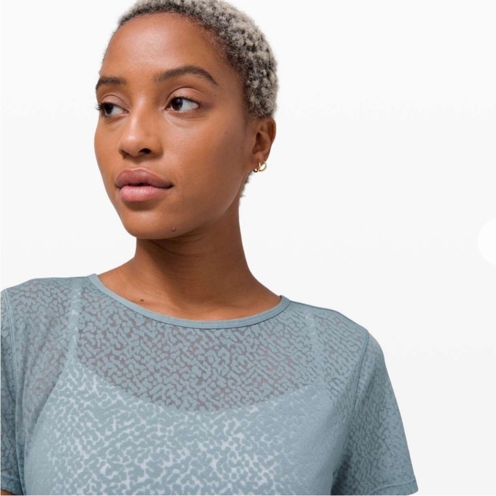 Lululemon tee - Picture 3 of 8